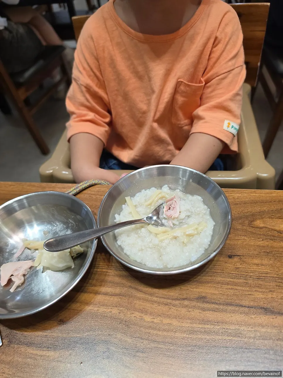 메추리알이 올라간 비빔밀면 클로즈업