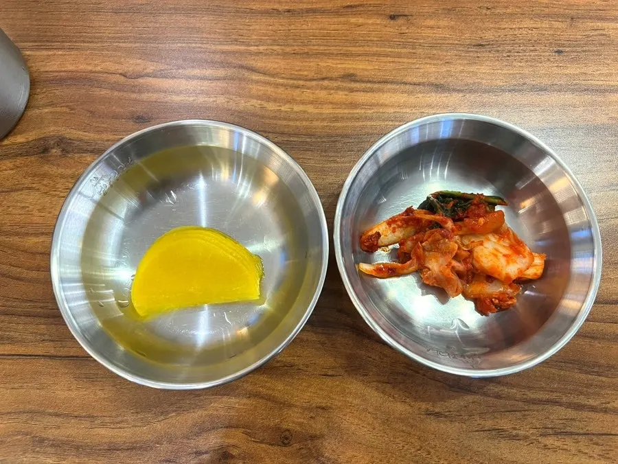 Basic side dishes: kimchi and pickled radish