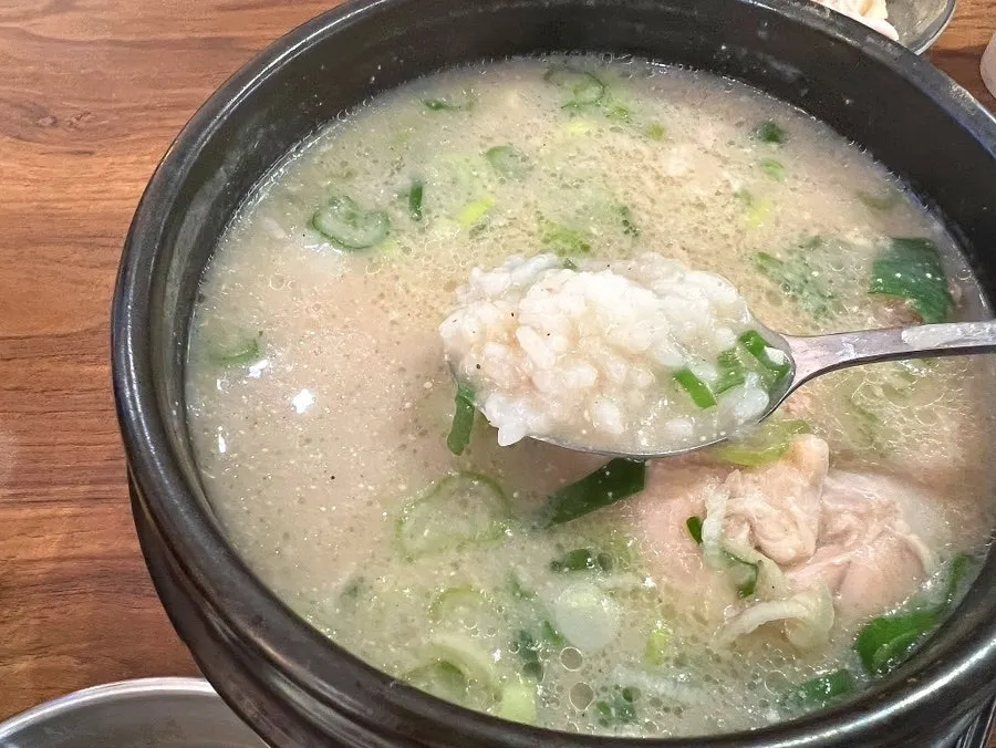 Broth and ingredients in the chicken gomtang