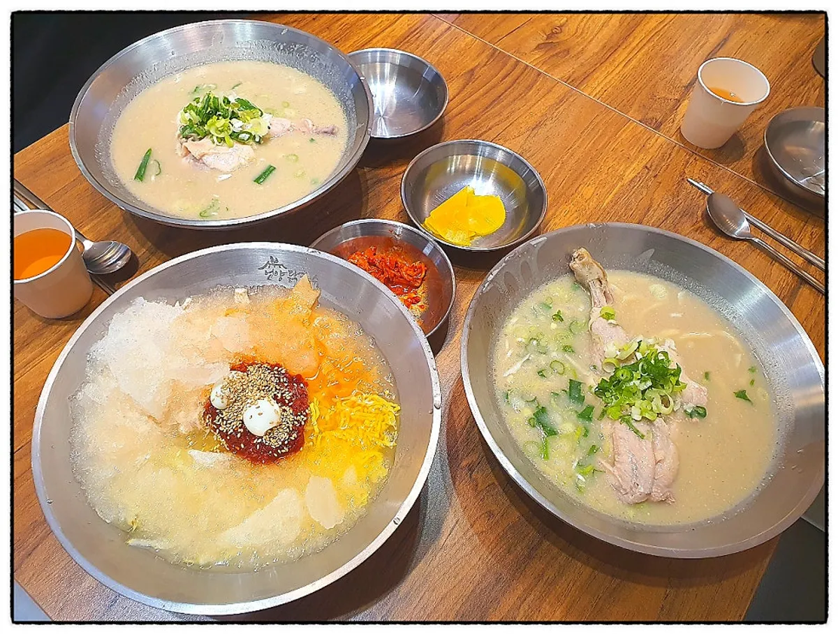 닭칼국수와 초계물밀면 한 상