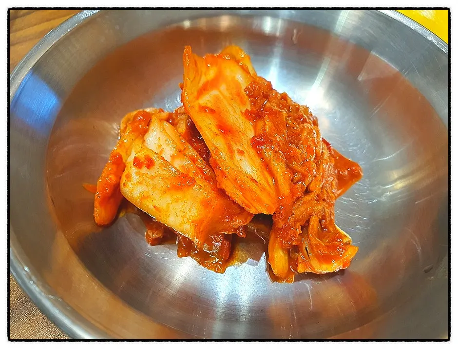 큰 접시에 담긴 메뉴 이미지