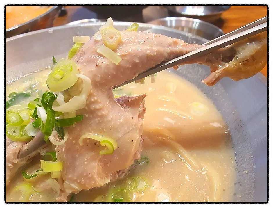 닭 반 마리가 올라간 닭칼국수