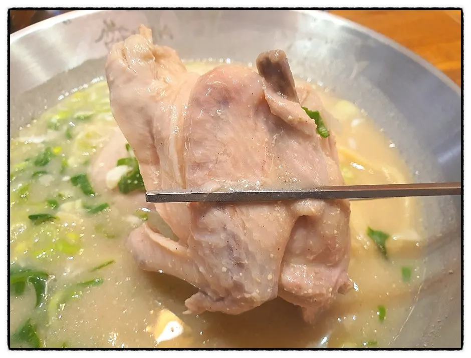 고소한 닭칼국수 국물 이미지