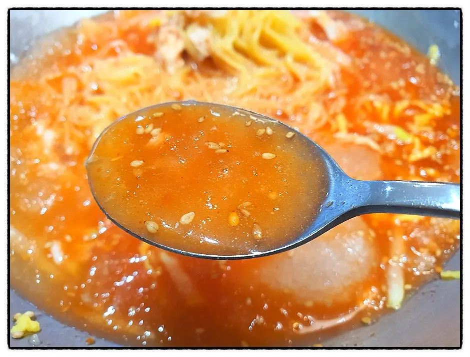 양념장과 메추리알이 올려진 물밀면