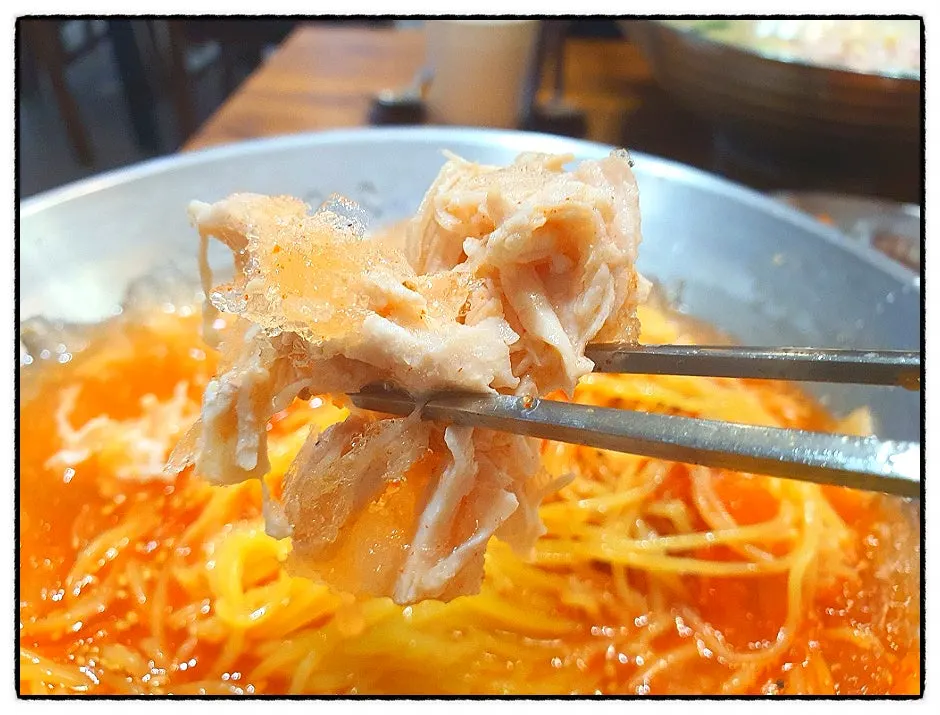 초계물밀면 육수와 면발 이미지