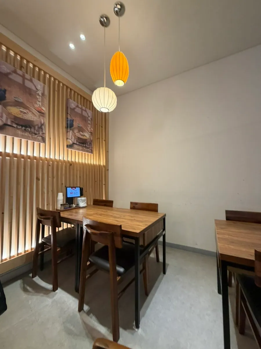감성 조명이 켜진 매장 내부 모습