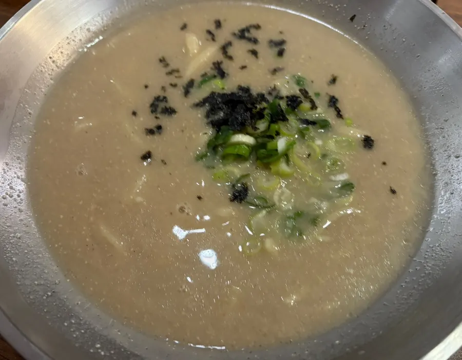 파와 김가루가 올려진 언양식칼국수