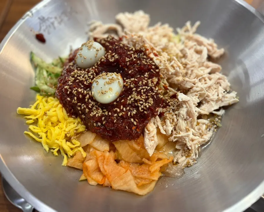 고명이 푸짐하게 올라간 초계비빔밀면