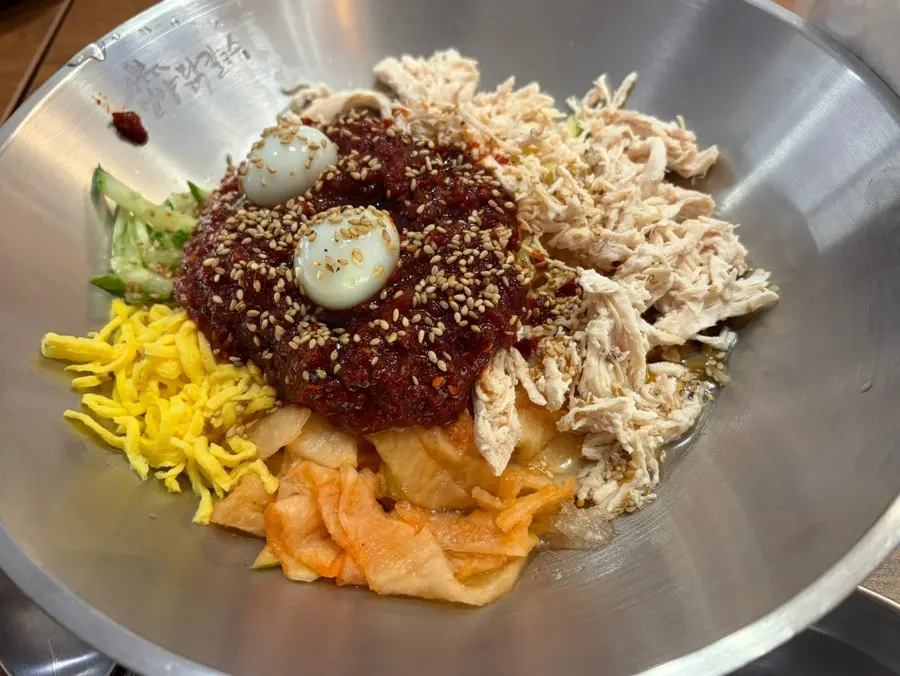 양념을 비빈 초계비빔밀면 한 그릇