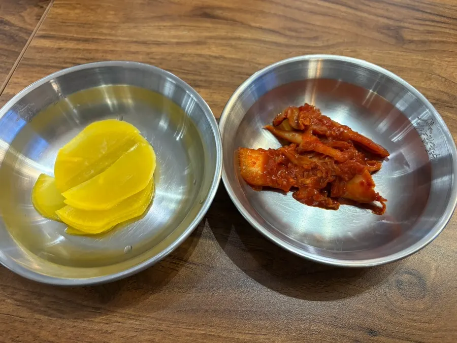 밑반찬으로 나온 실비김치