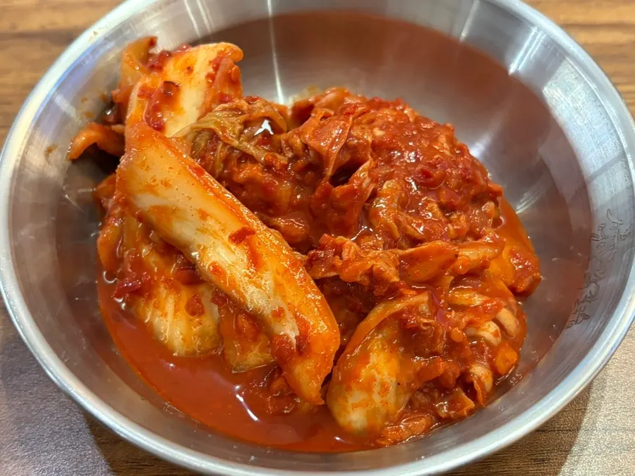리필한 실비김치 접시