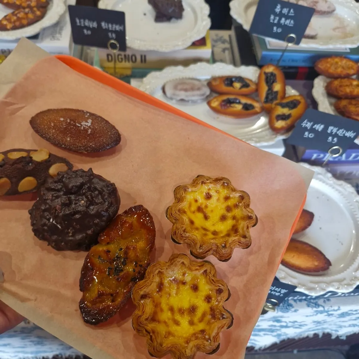 A signature dessert image from Ppajak Financier Bar