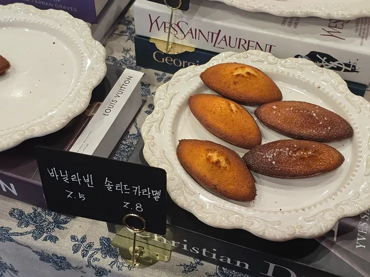 Various financiers in the display case