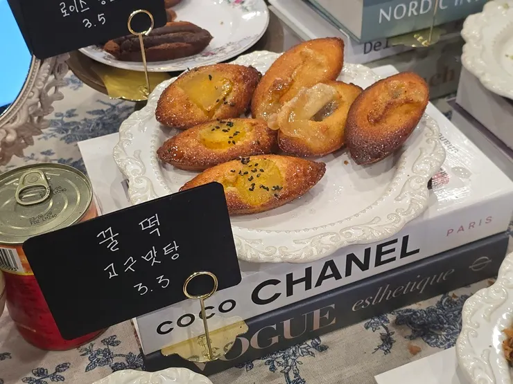 Honey rice cake and sweet potato candy financiers