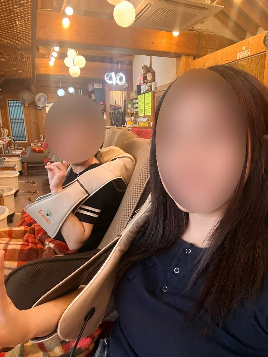 어깨형 안마기와 족욕 공간