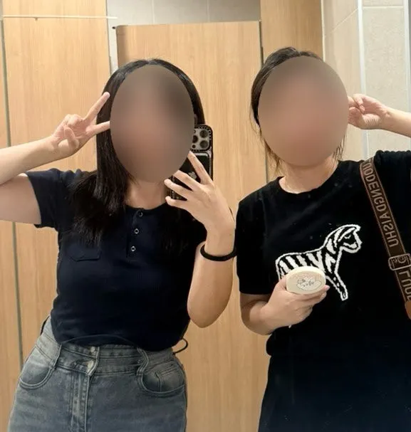 화장실에서 찍은 방문 사진