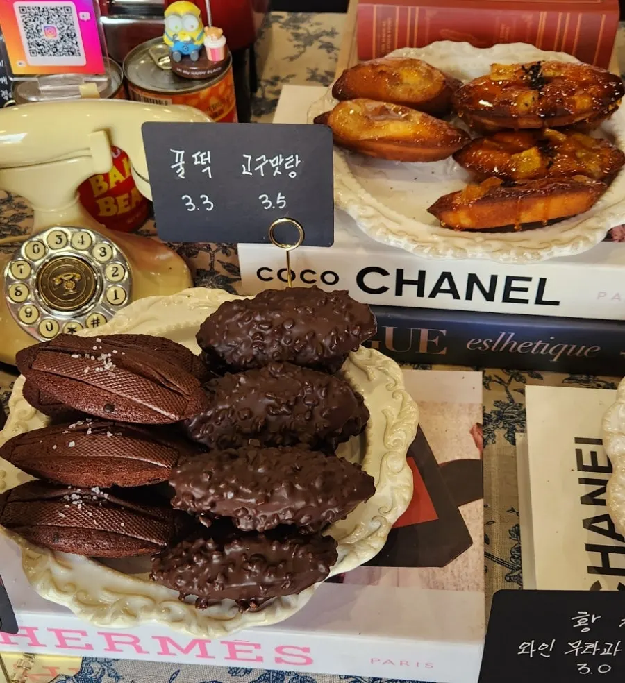 다양한 휘낭시에 진열
