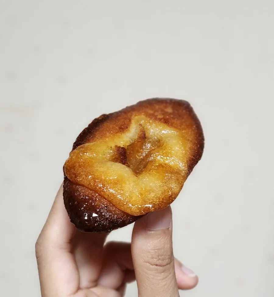 떡 토핑을 올린 꿀떡 휘낭시에