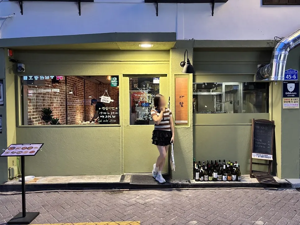 Street view of Gaeksa-dan-gil near Jeonju Hanok Village