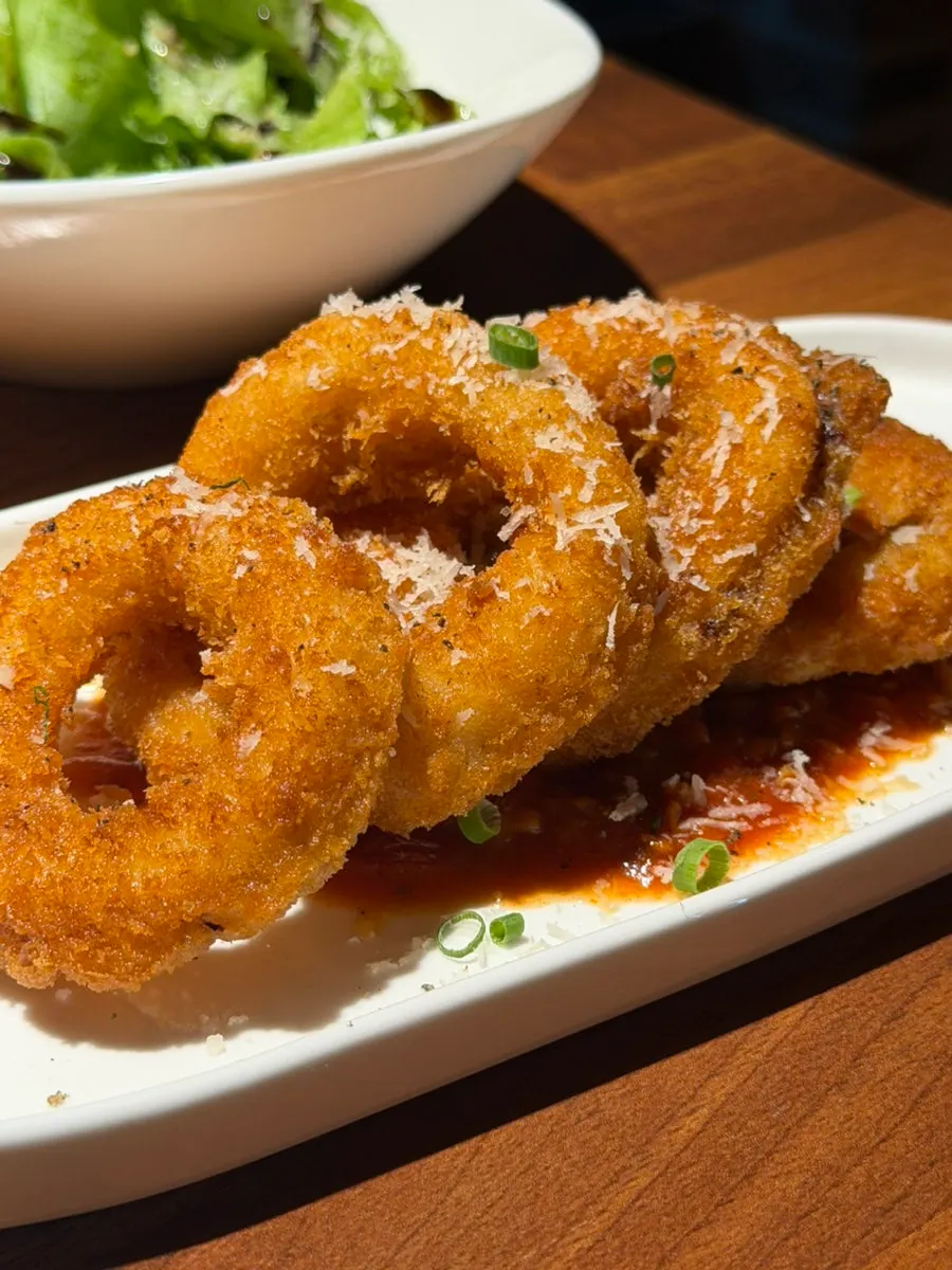 코코넛가루가 뿌려진 오징어튀김