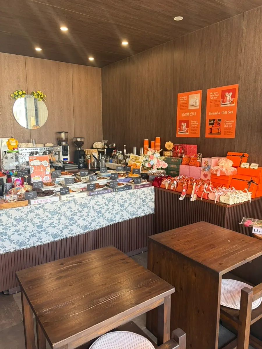 深山财会玛德琳蛋糕吧小巧的店内