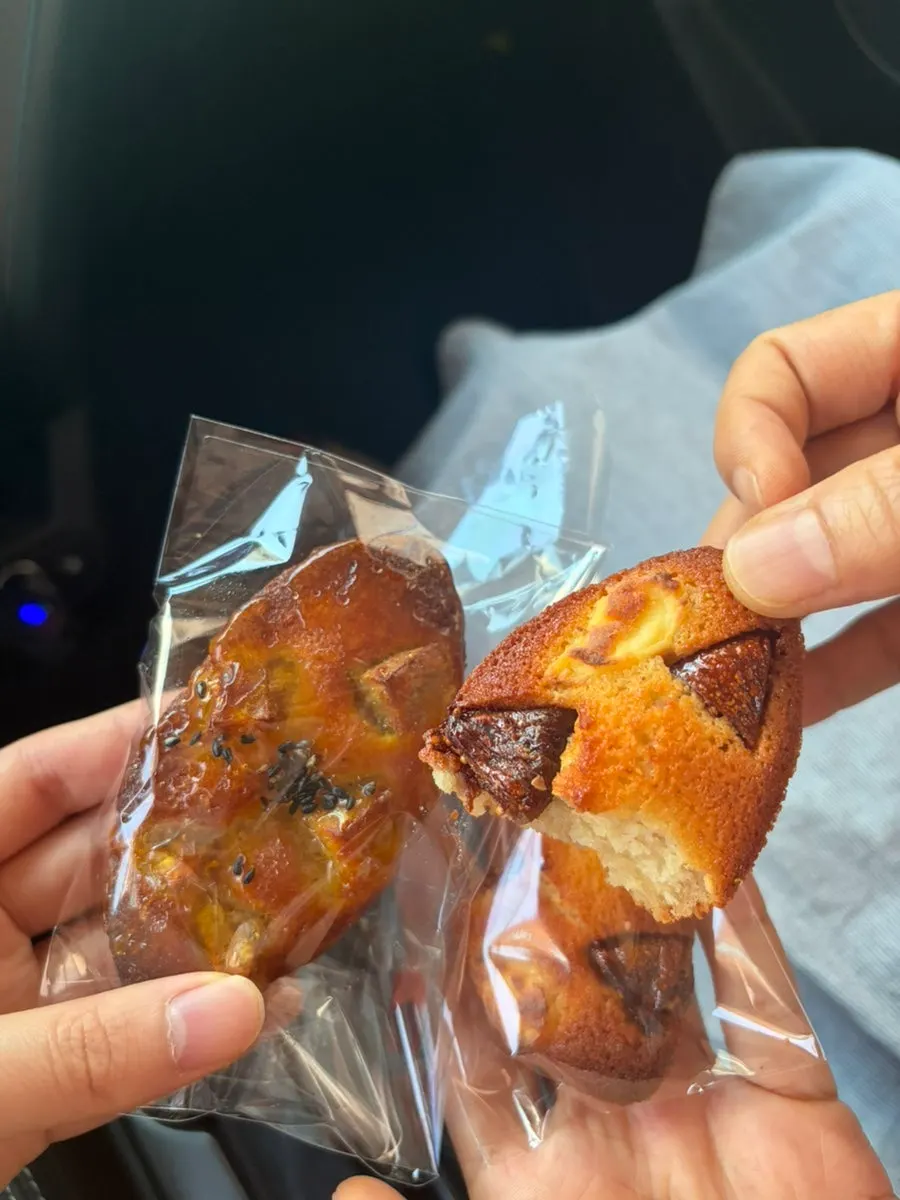 在车内品尝打包的玛德琳蛋糕