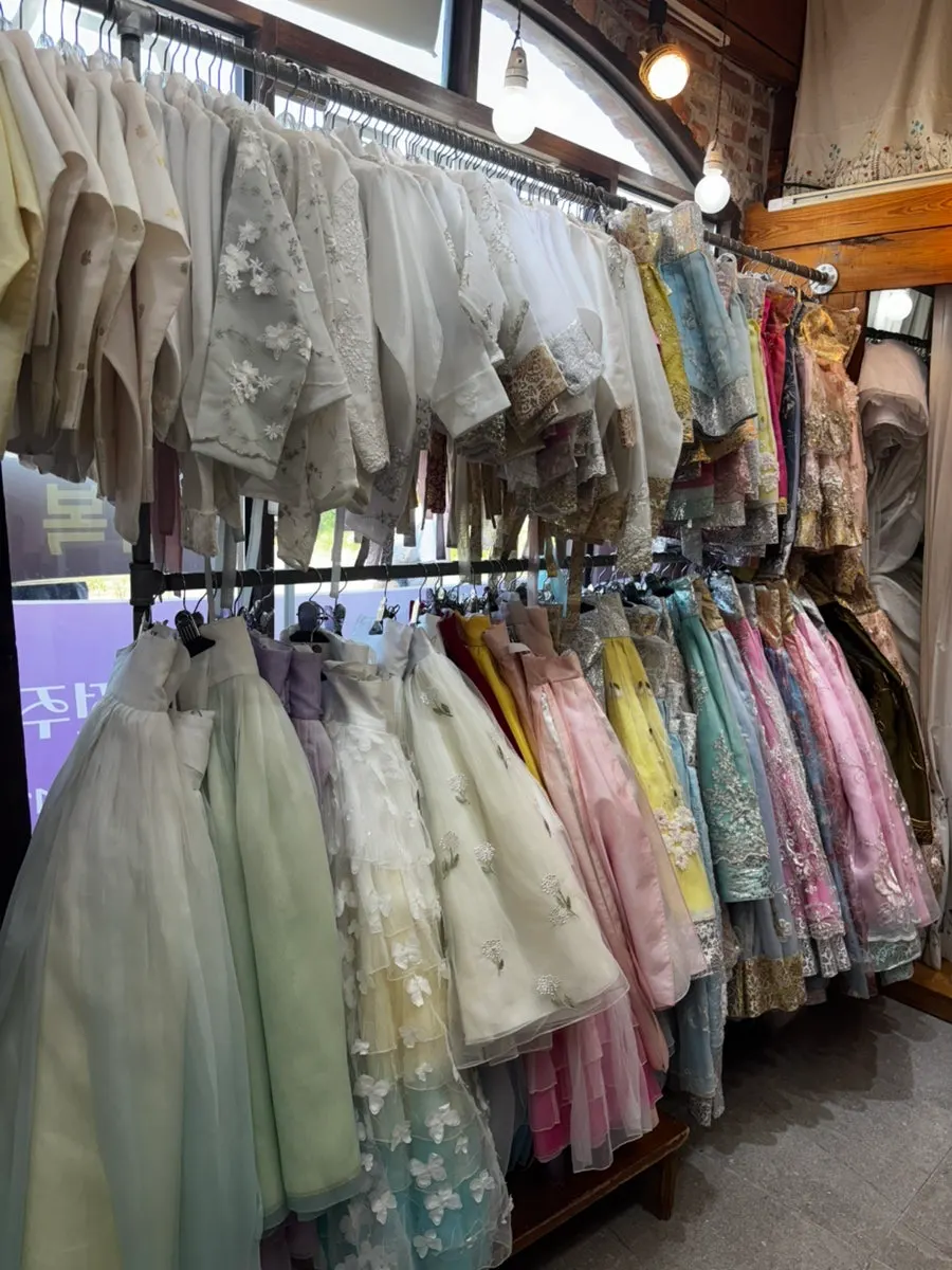 Women's hanbok chima and jeogori hung by color