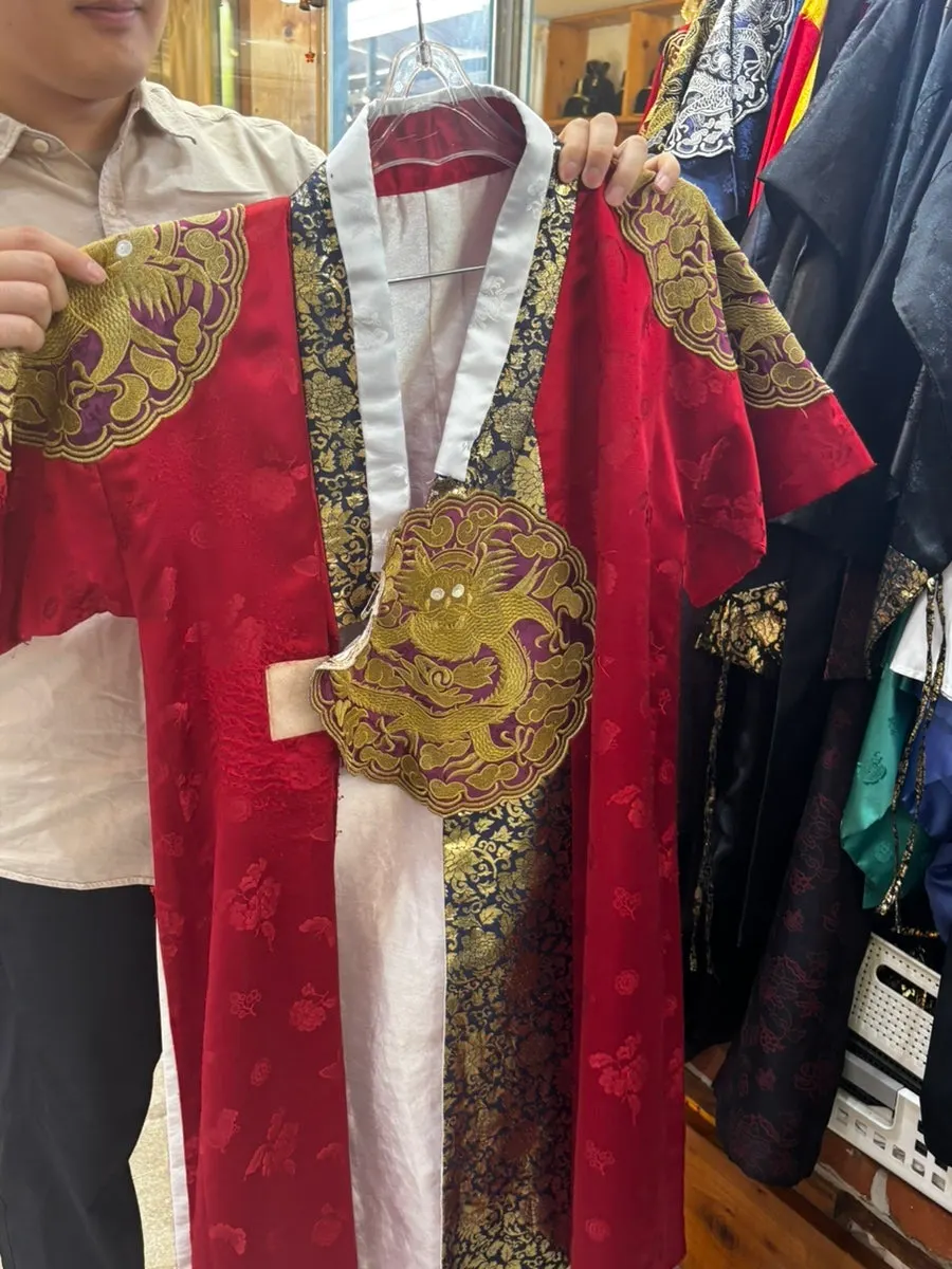 Rack of men's durumagi and king's costumes