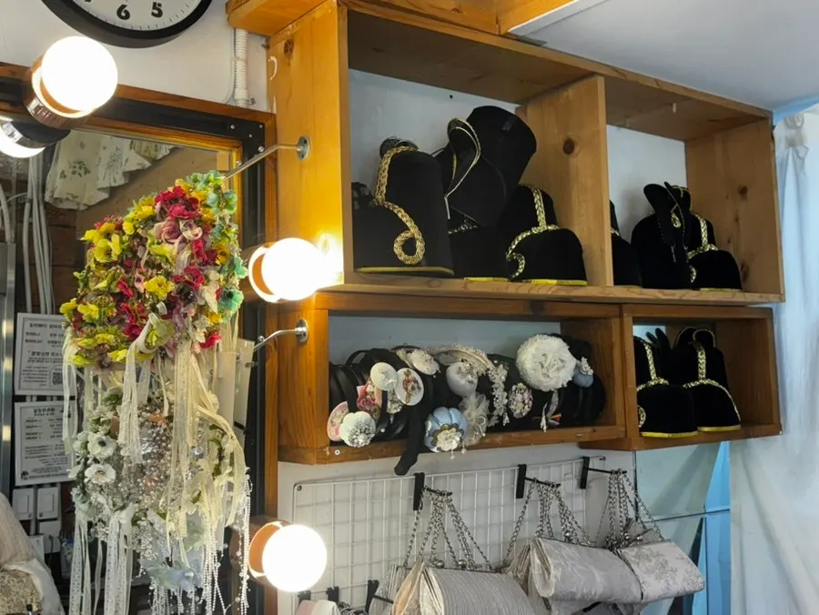 Vanity with flower crowns, hairpins, and daenggi ribbons