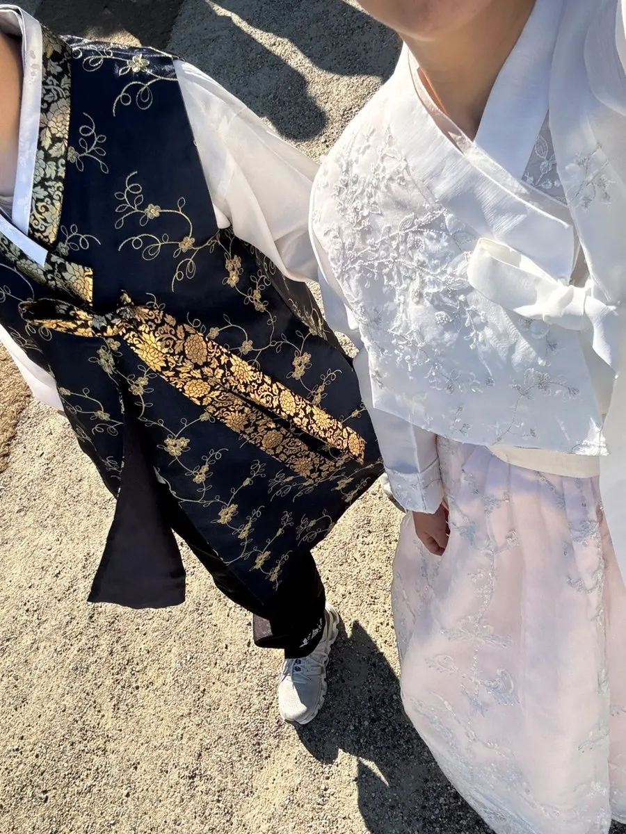 Heading to Gyeonggijeon in hanbok after storing luggage