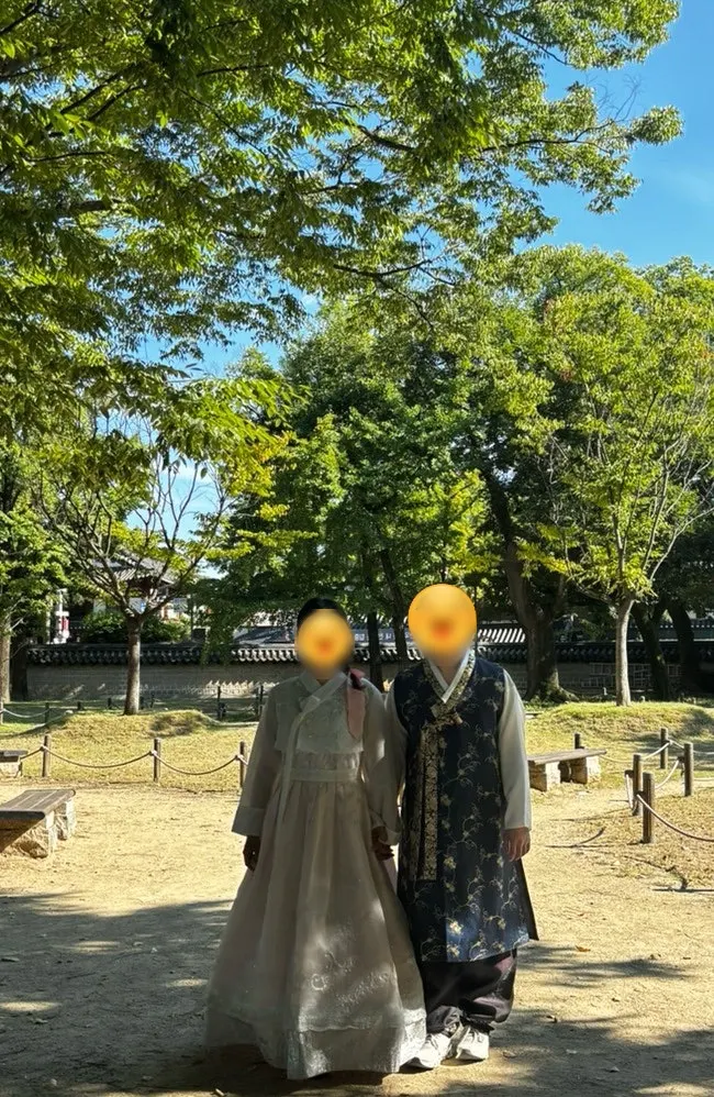 Couple self-snap with hanok backdrop at Gyeonggijeon