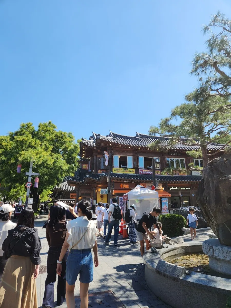 맑은 가을날 전주 한옥마을 거리 풍경