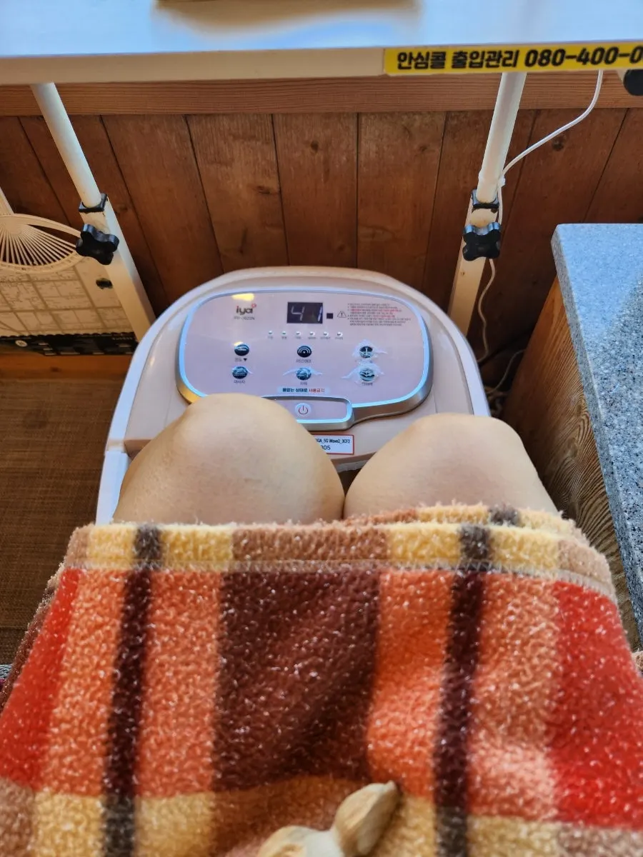 따뜻한 물이 채워진 족욕통에 발 담근 모습