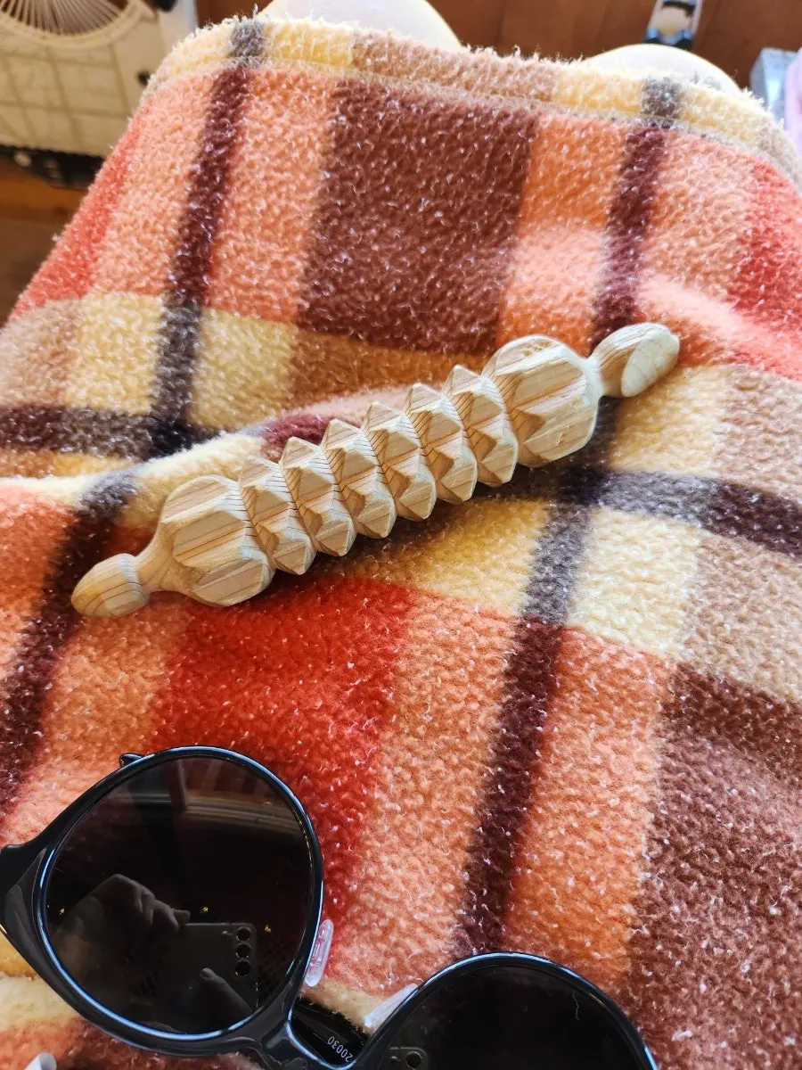 음료 한 잔과 창밖 한옥 풍경