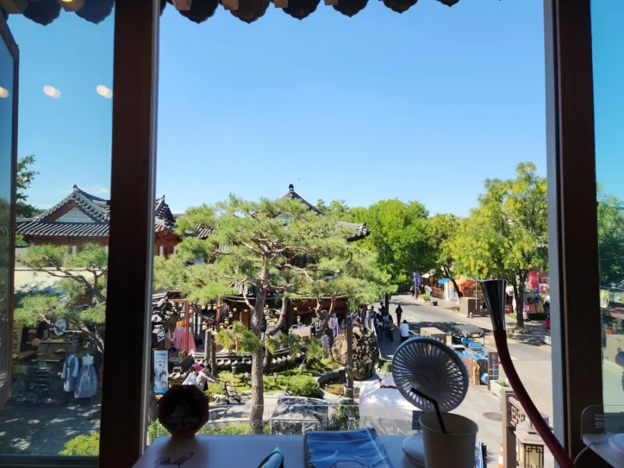 창밖으로 보이는 전주 한옥마을 기와 풍경