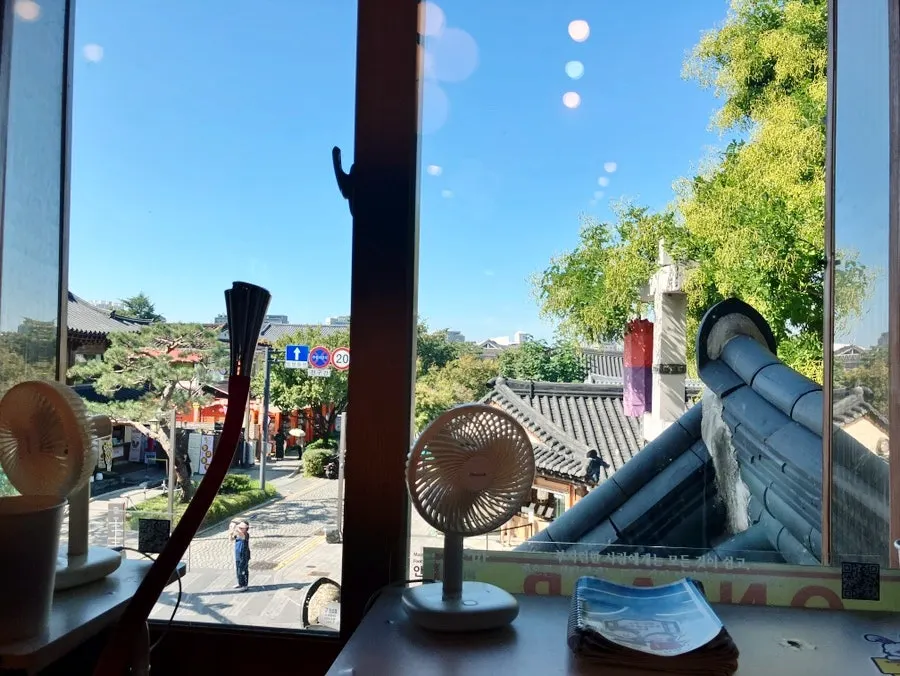 Asientos de pediluvio junto a la ventana