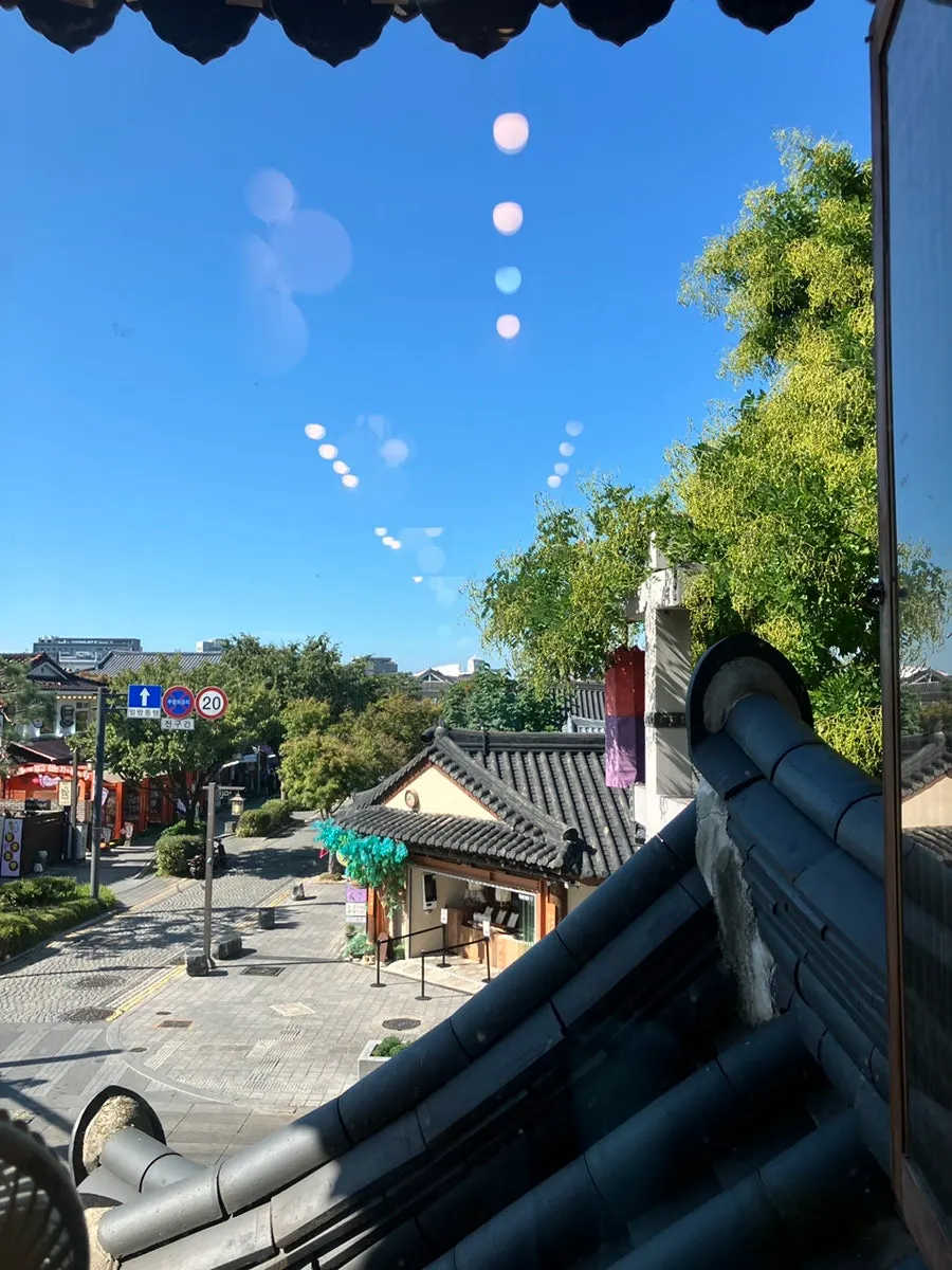 Vista de los tejados hanok mientras se hace el pediluvio