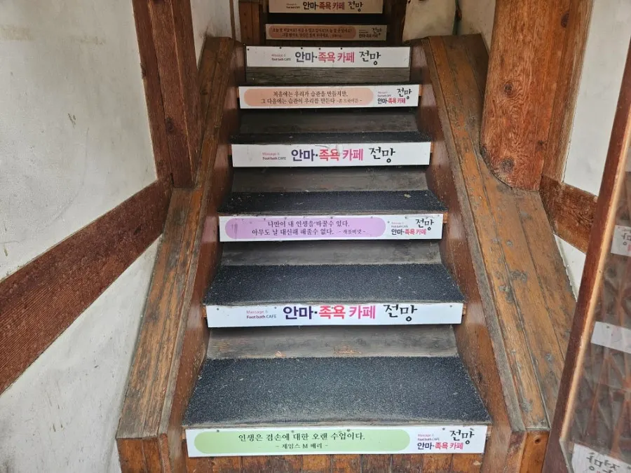 2階の店舗へ上がる建物の入口