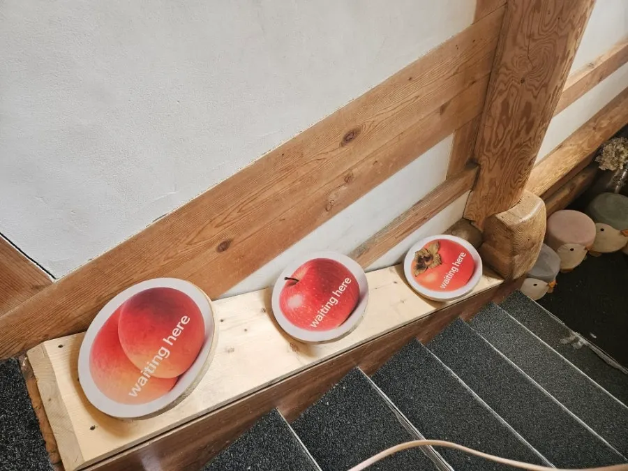 階段横にある待合用の椅子
