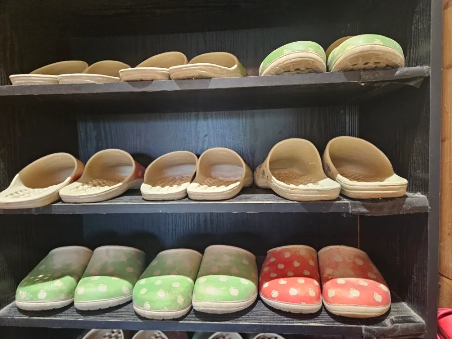 店舗入口の下駄箱とスリッパ