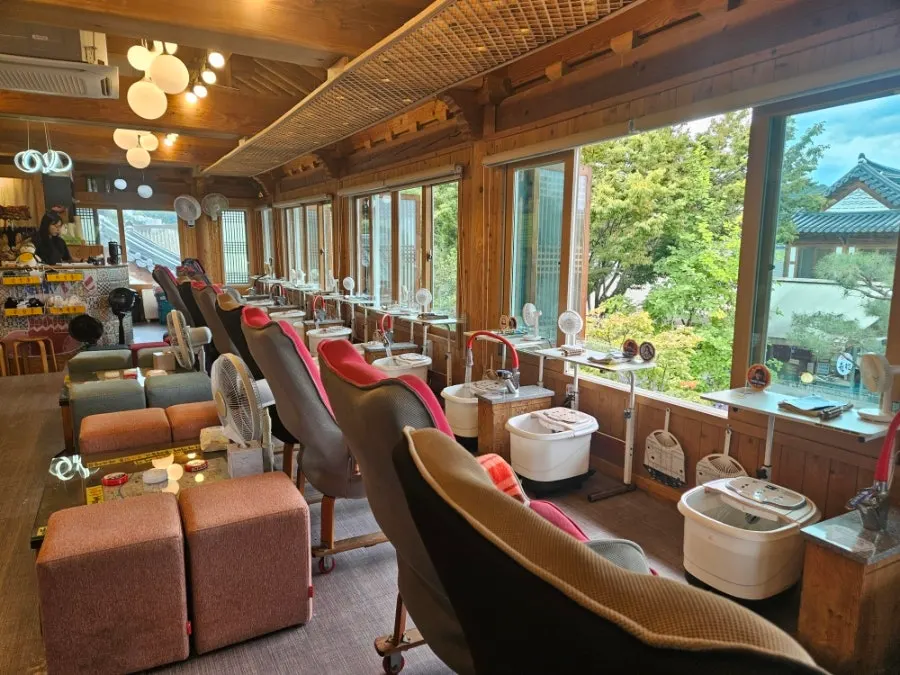 韓屋村の景色が見える窓際の席