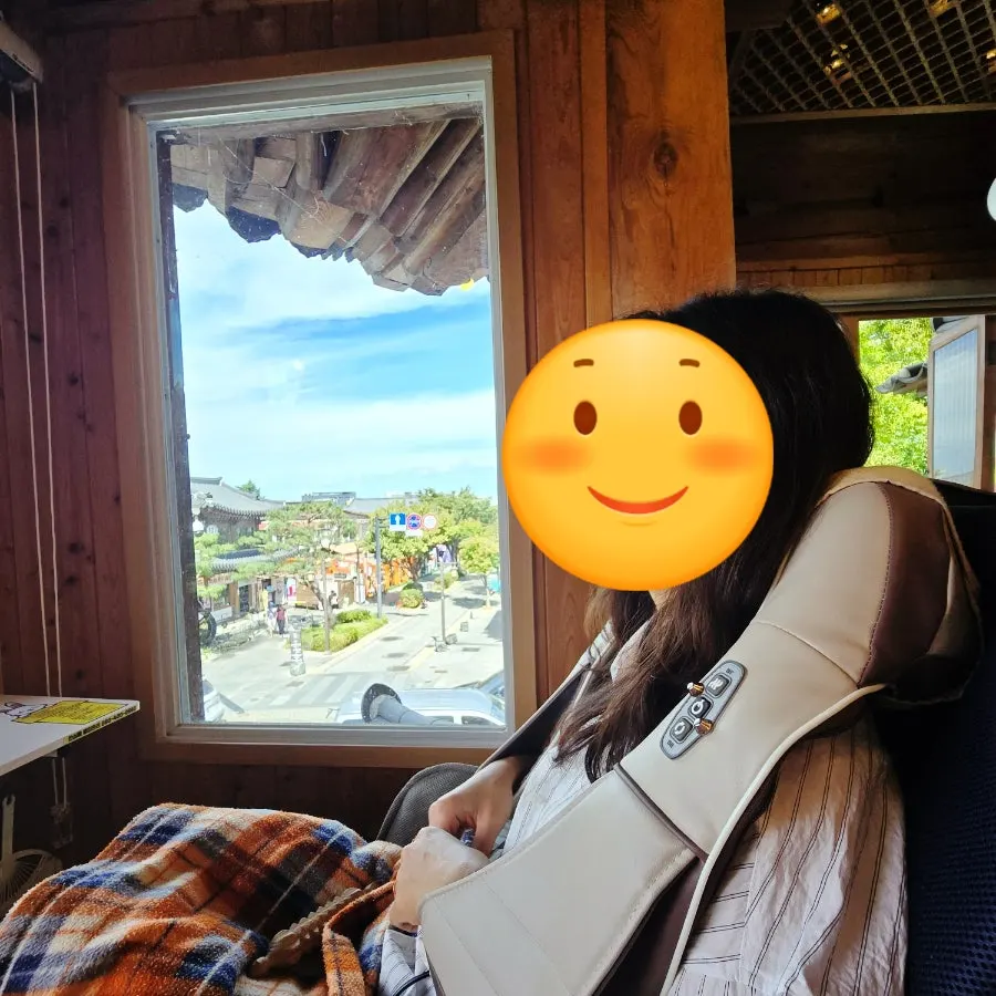창가 자리에 놓인 레몬 아이스티