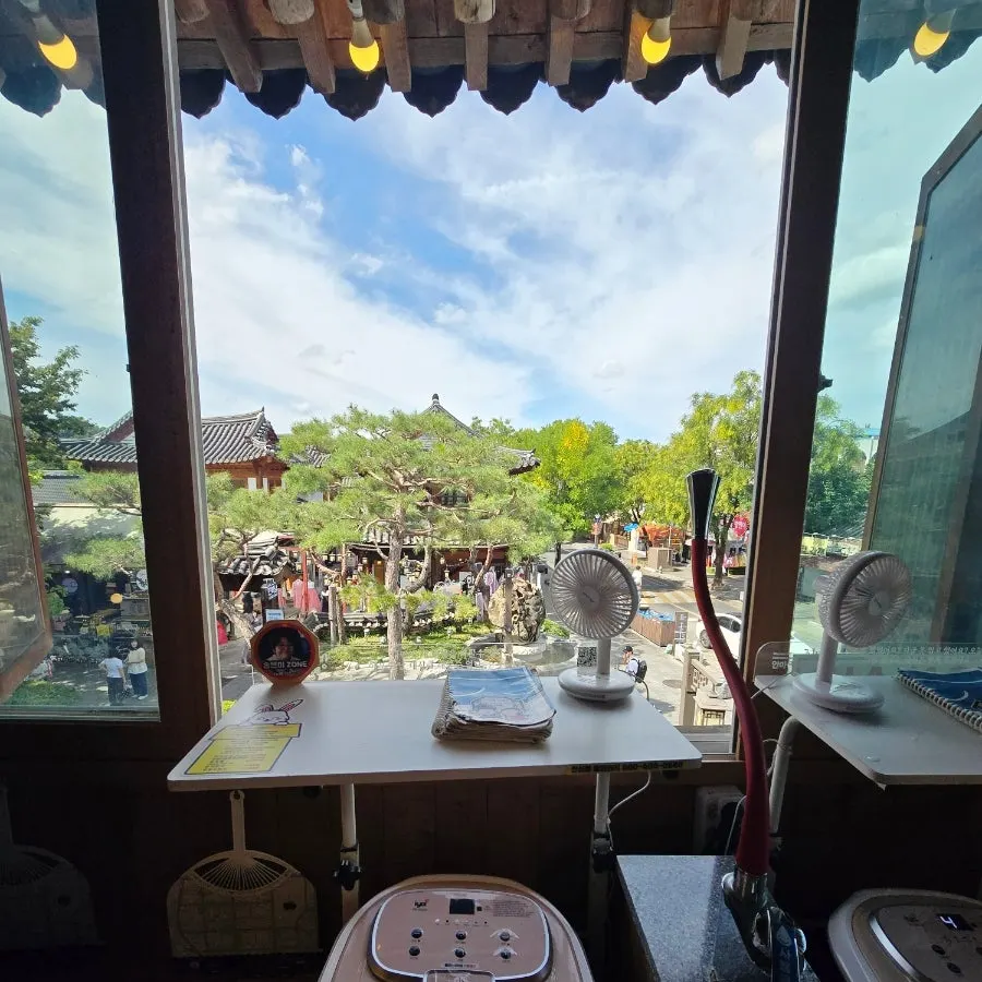 창가석에서 본 전주 한옥마을 전경과 파란 하늘