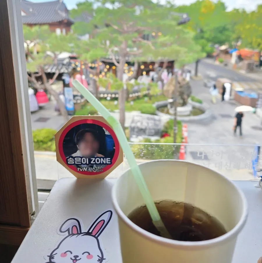 테이블에 표시된 연예인 자리 송은이존