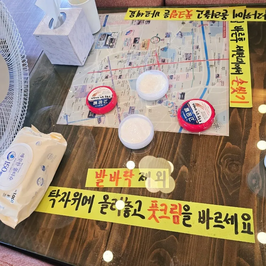 카페 가운데 마련된 풋크림 테이블