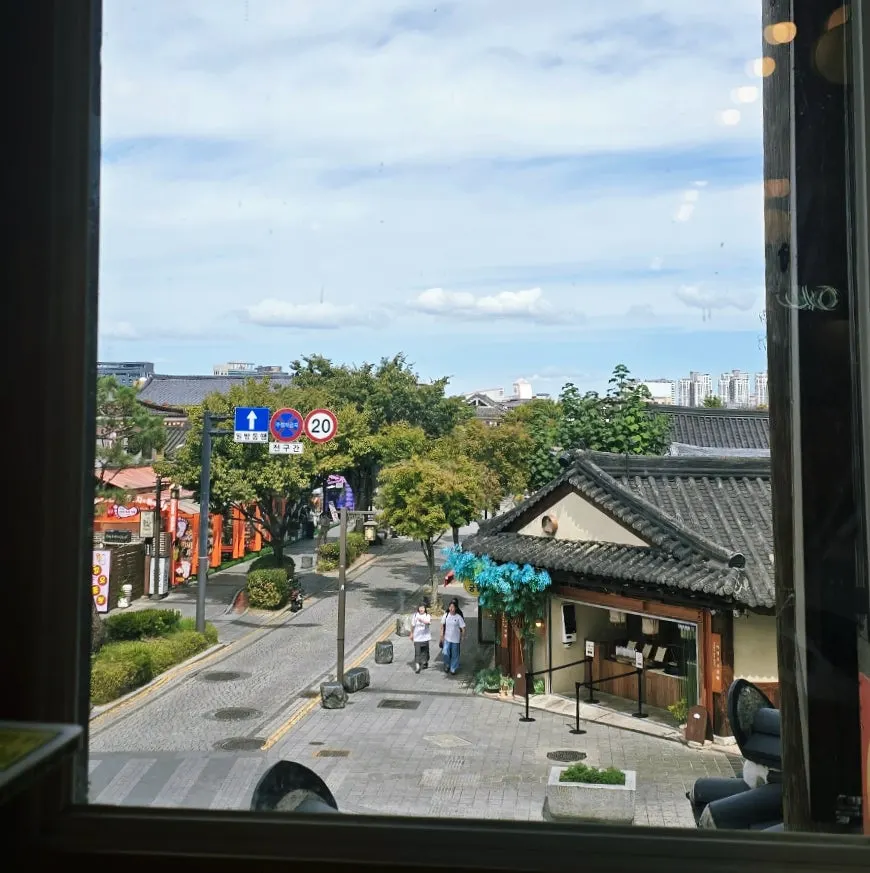 안마족욕카페전망 창가 자리와 한옥마을 뷰