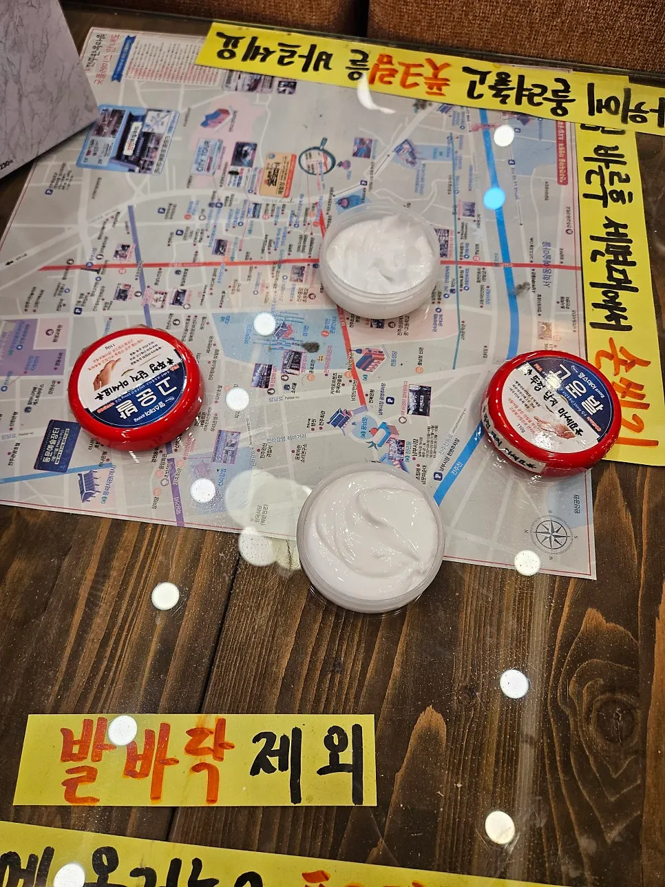 통창 앞 족욕 자리에서 본 한옥마을 풍경