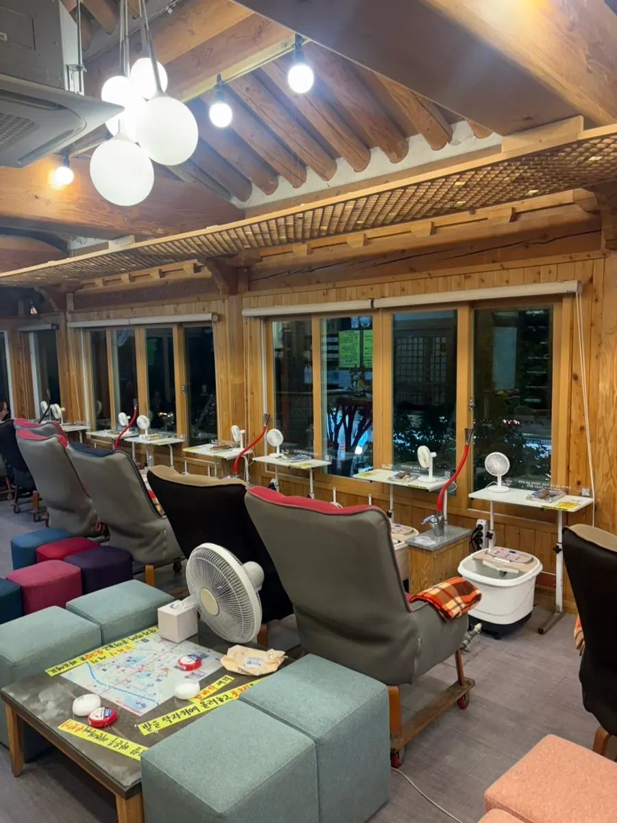 카페 입구 신발장