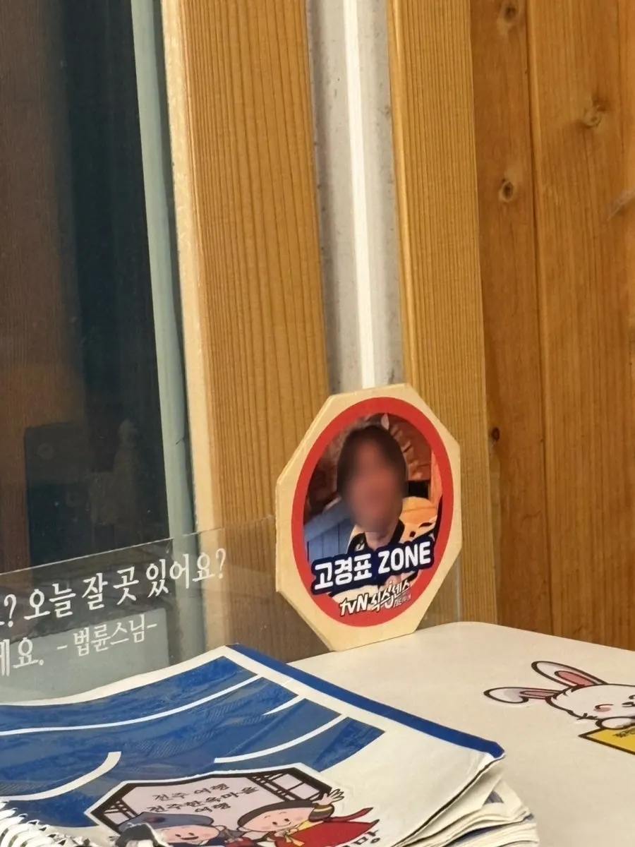 족욕 좌석이 늘어선 실내 전경