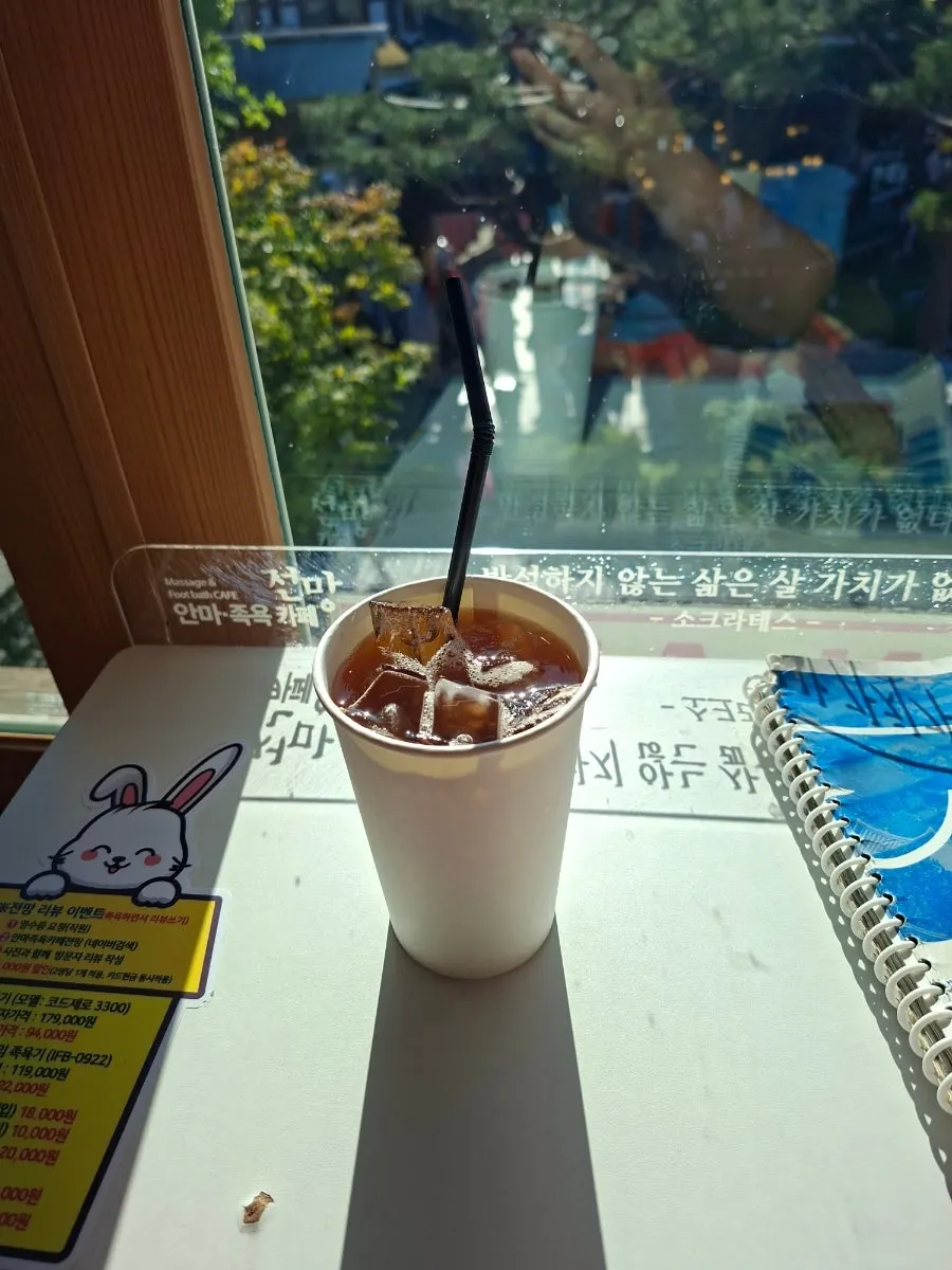 담요 덮고 어깨안마기 이용하는 좌석